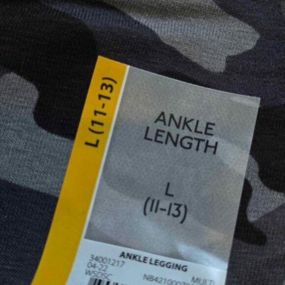 2 pair leggings bundle Women's Camo Hearts Brand New - Picture 4 of 5